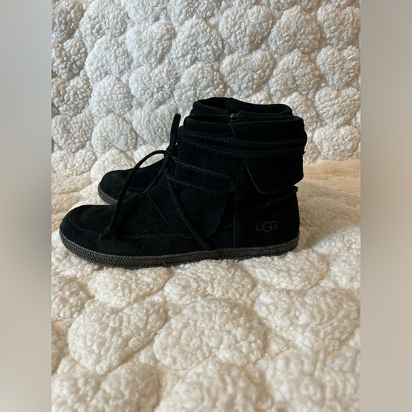 NWOB UGG Reid Moc Boots - Picture 10 of 15